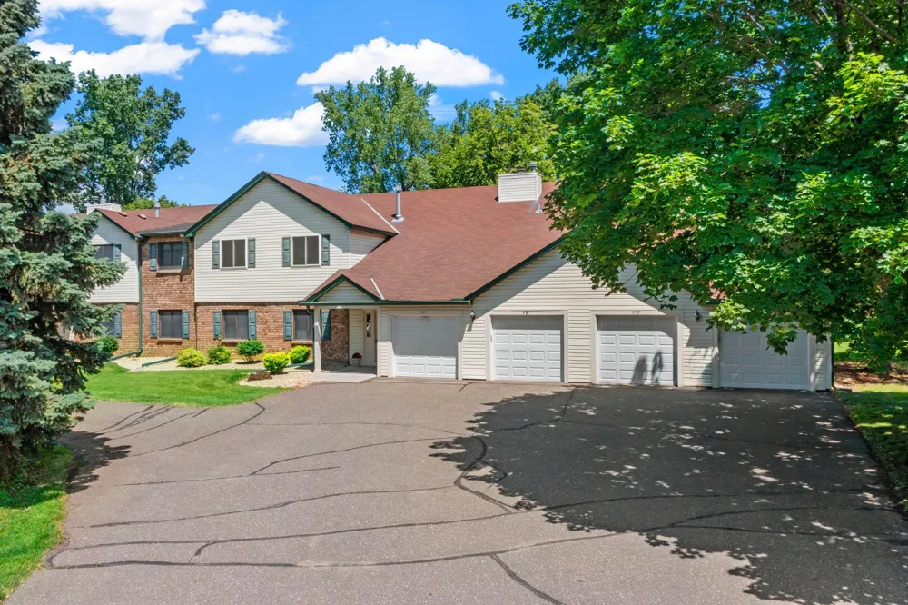 977 Heritage Court E Vadnais Heights, MN 55127