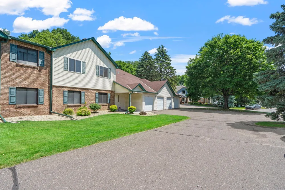 977 Heritage Court E Vadnais Heights, MN 55127