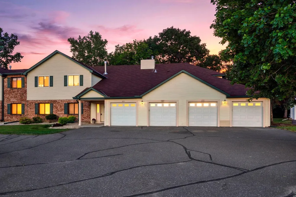 977 Heritage Court E Vadnais Heights, MN 55127