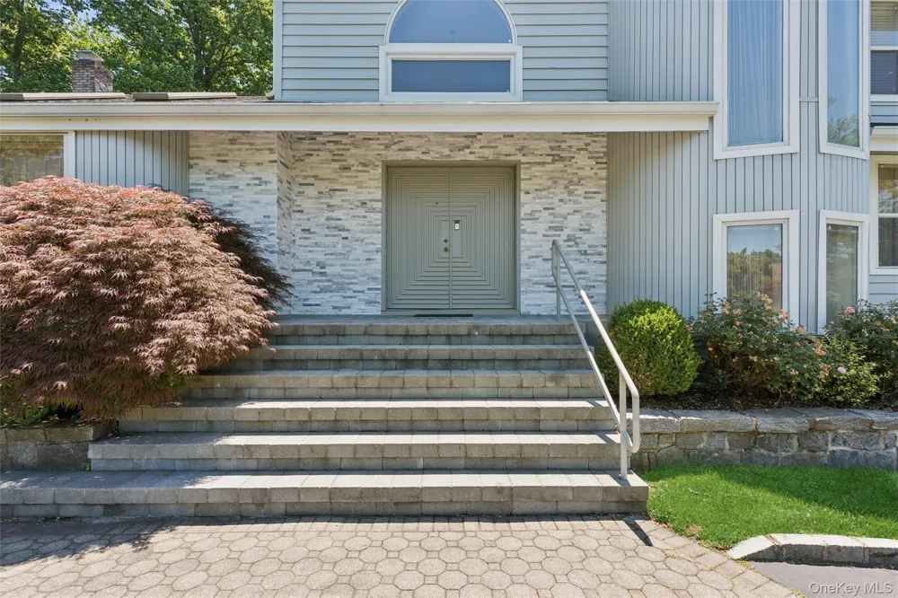 2 Greenwood Lane Woodbury, NY 11797