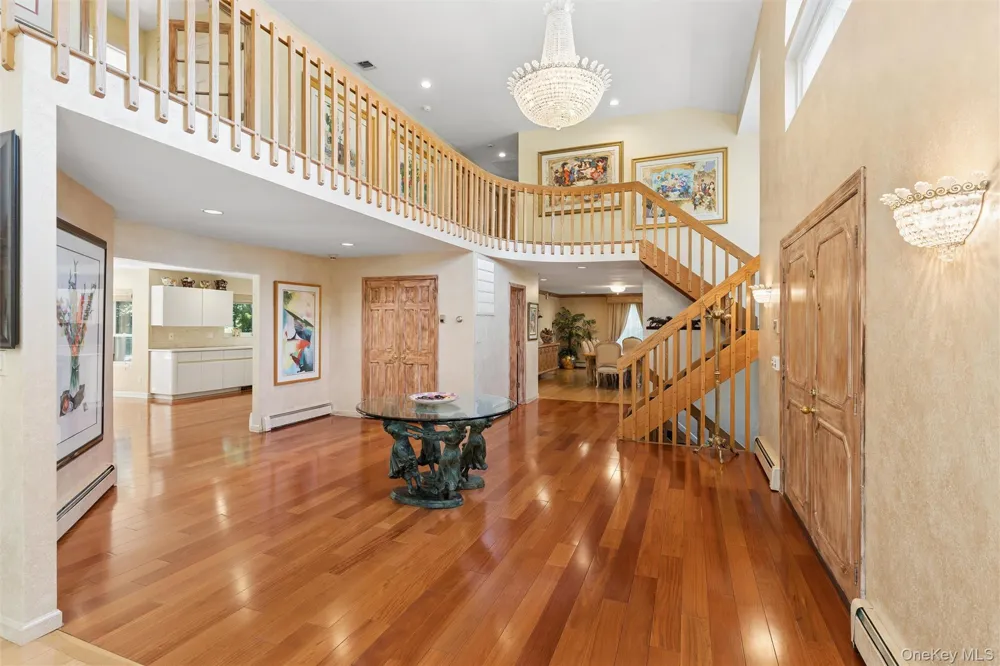 2 Greenwood Lane Woodbury, NY 11797