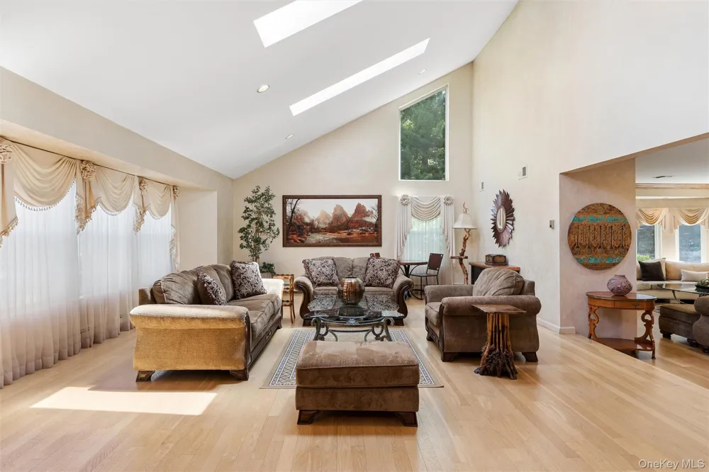 2 Greenwood Lane Woodbury, NY 11797
