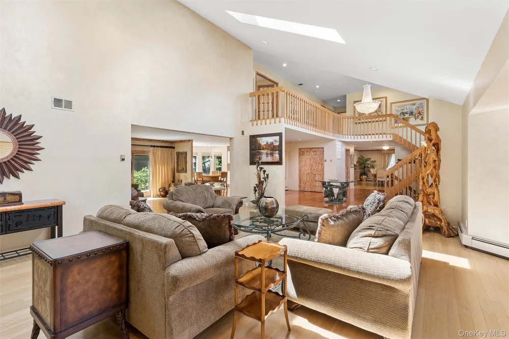 2 Greenwood Lane Woodbury, NY 11797