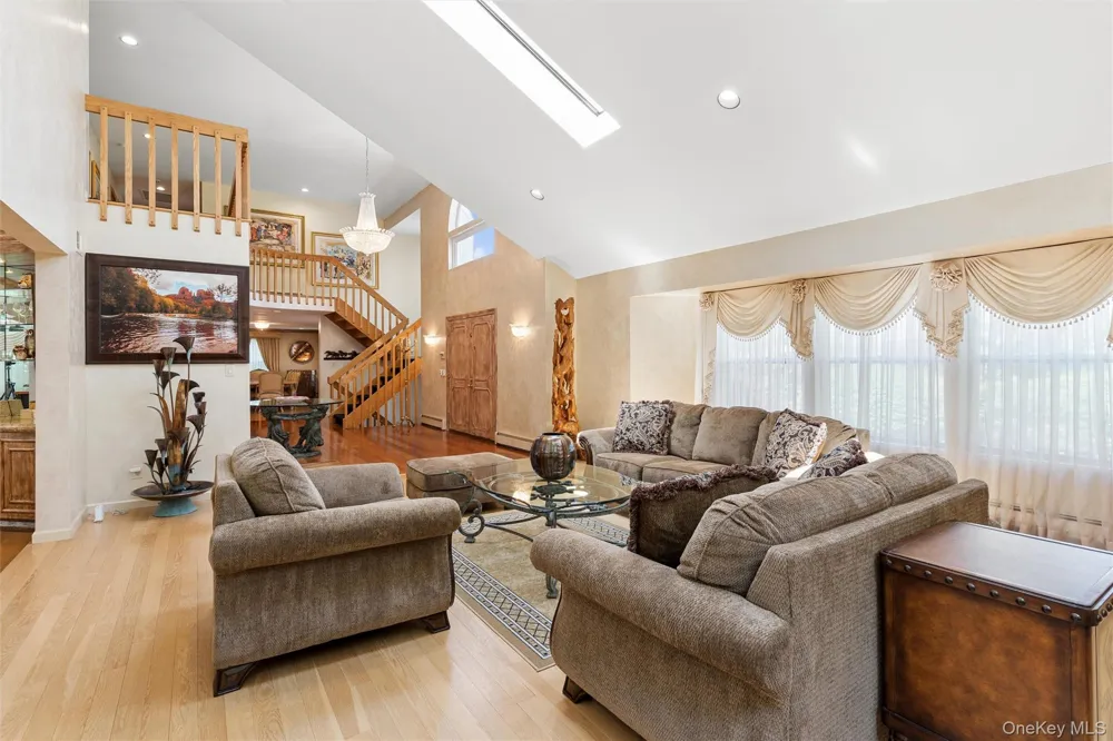 2 Greenwood Lane Woodbury, NY 11797