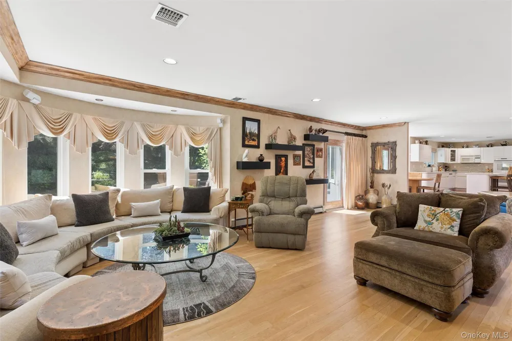 2 Greenwood Lane Woodbury, NY 11797