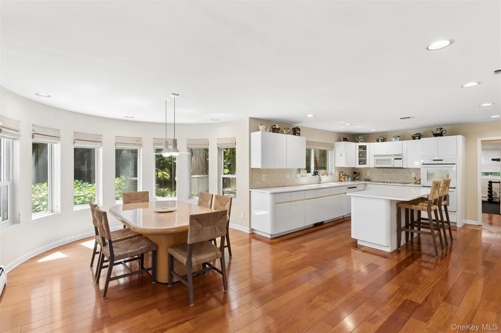 2 Greenwood Lane Woodbury, NY 11797