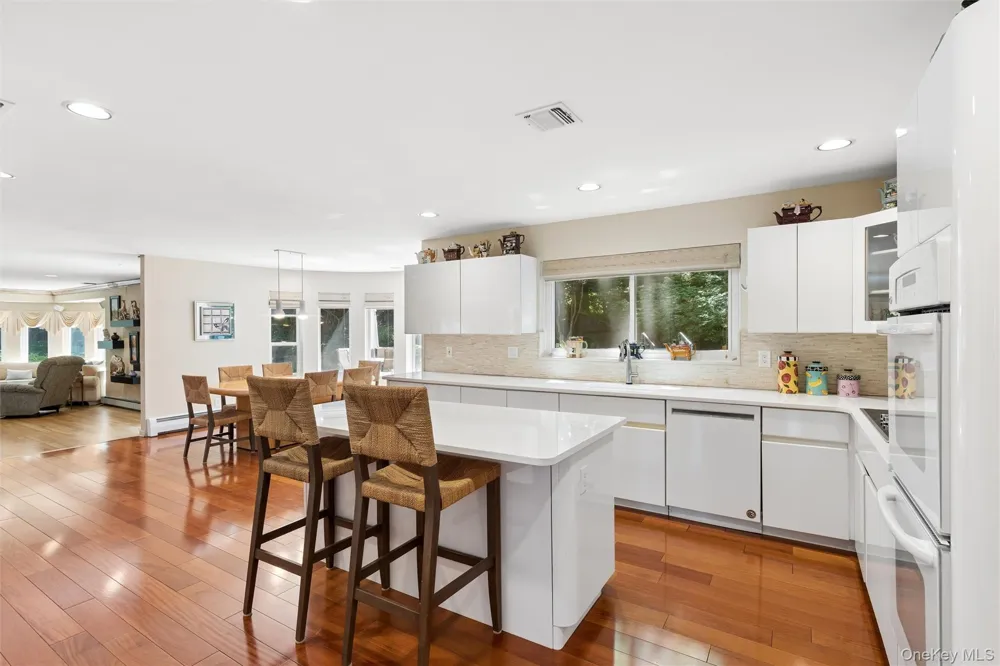 2 Greenwood Lane Woodbury, NY 11797