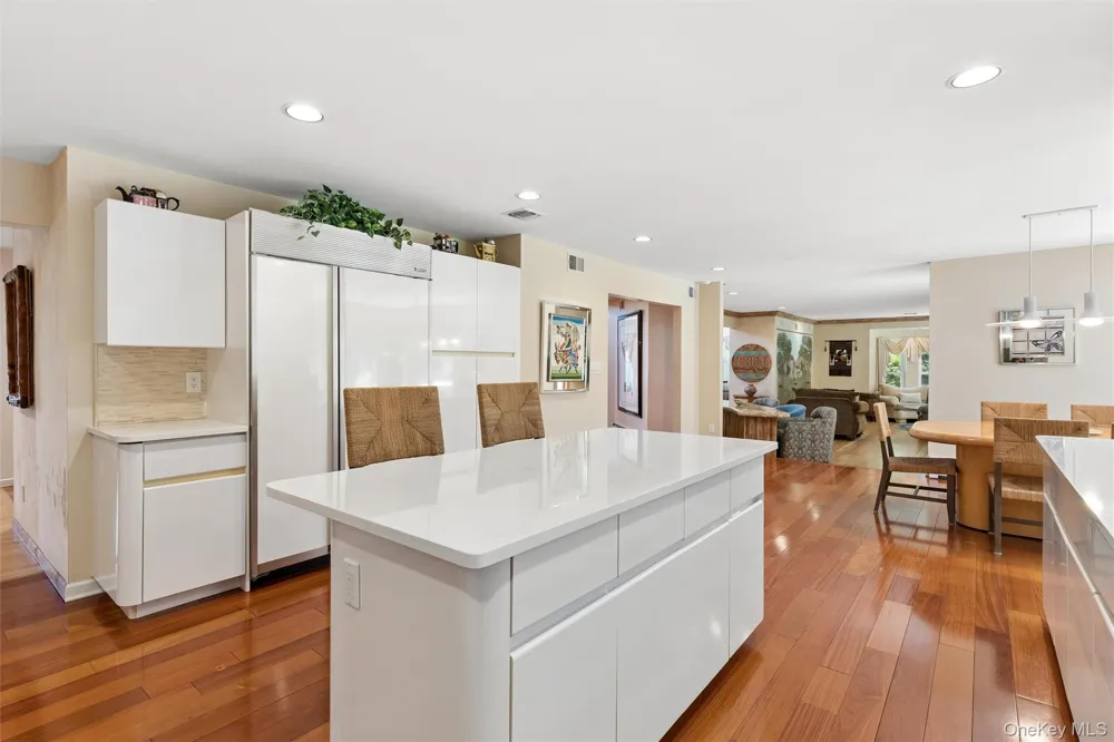 2 Greenwood Lane Woodbury, NY 11797