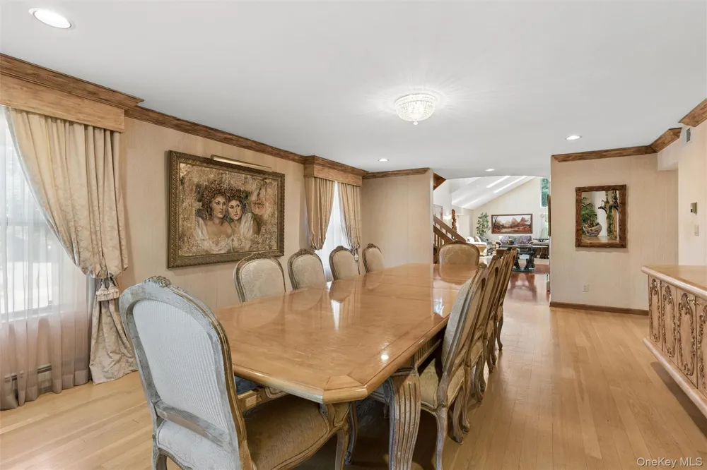 2 Greenwood Lane Woodbury, NY 11797