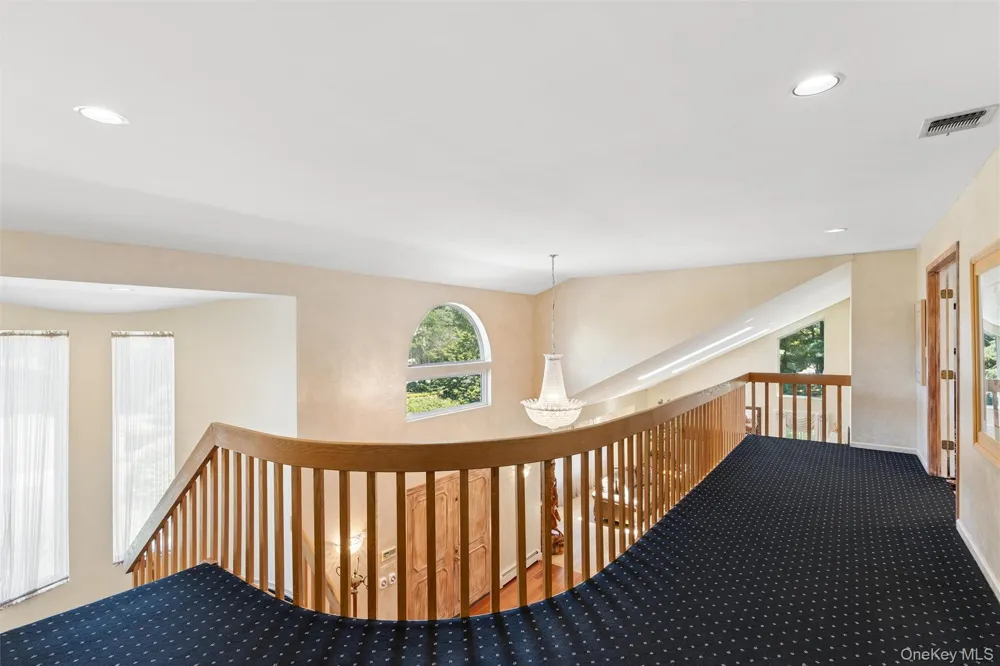 2 Greenwood Lane Woodbury, NY 11797