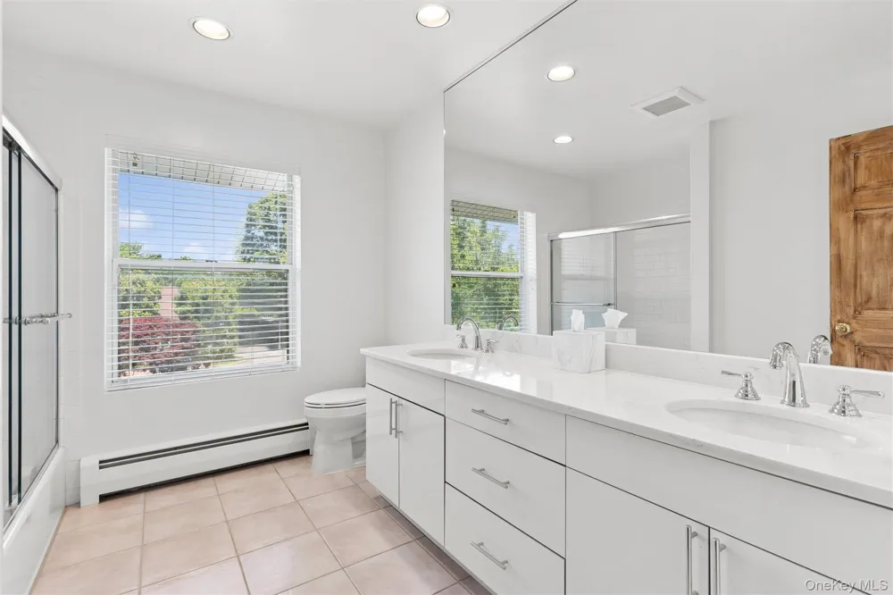 2 Greenwood Lane Woodbury, NY 11797