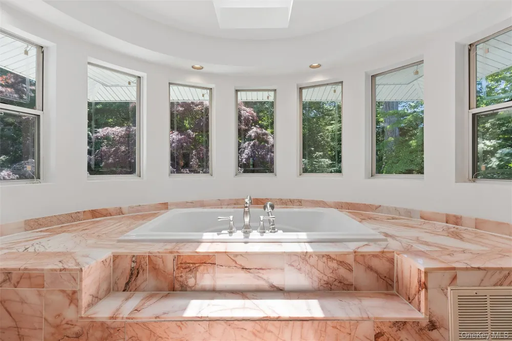 2 Greenwood Lane Woodbury, NY 11797