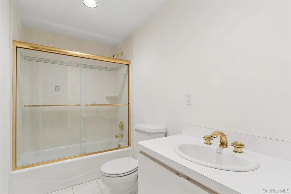 2 Greenwood Lane Woodbury, NY 11797