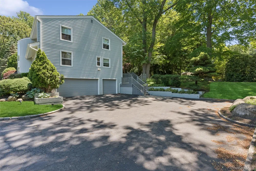 2 Greenwood Lane Woodbury, NY 11797