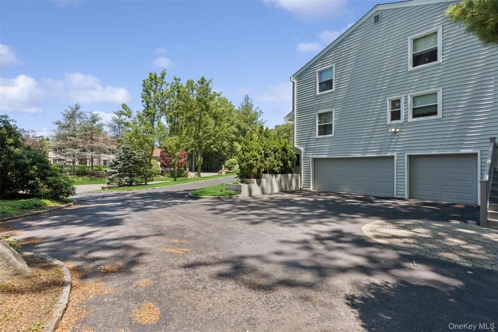2 Greenwood Lane Woodbury, NY 11797