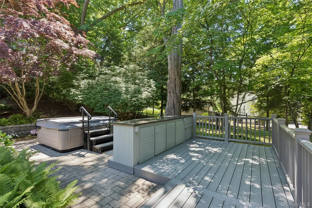 2 Greenwood Lane Woodbury, NY 11797