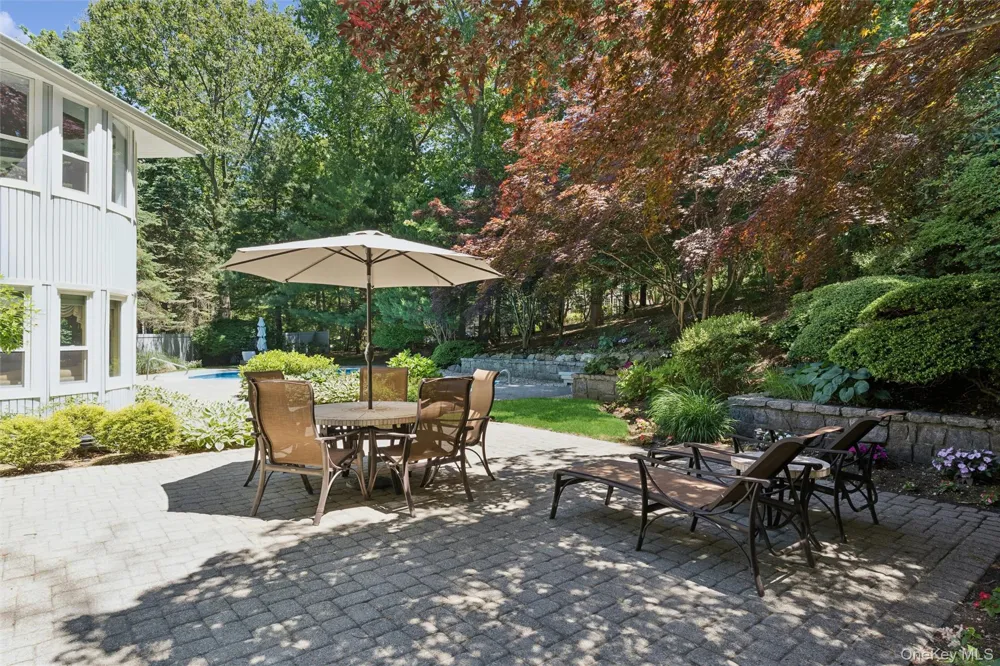 2 Greenwood Lane Woodbury, NY 11797
