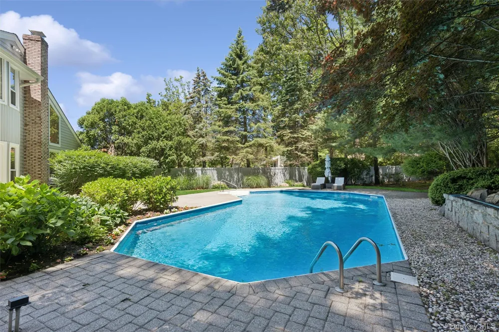 2 Greenwood Lane Woodbury, NY 11797