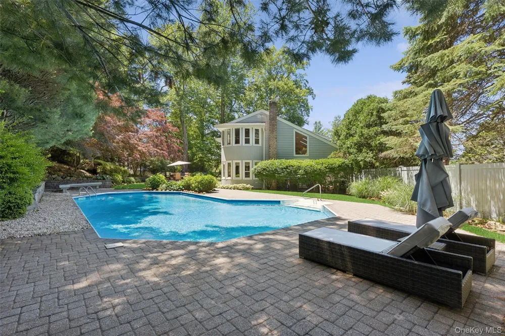 2 Greenwood Lane Woodbury, NY 11797