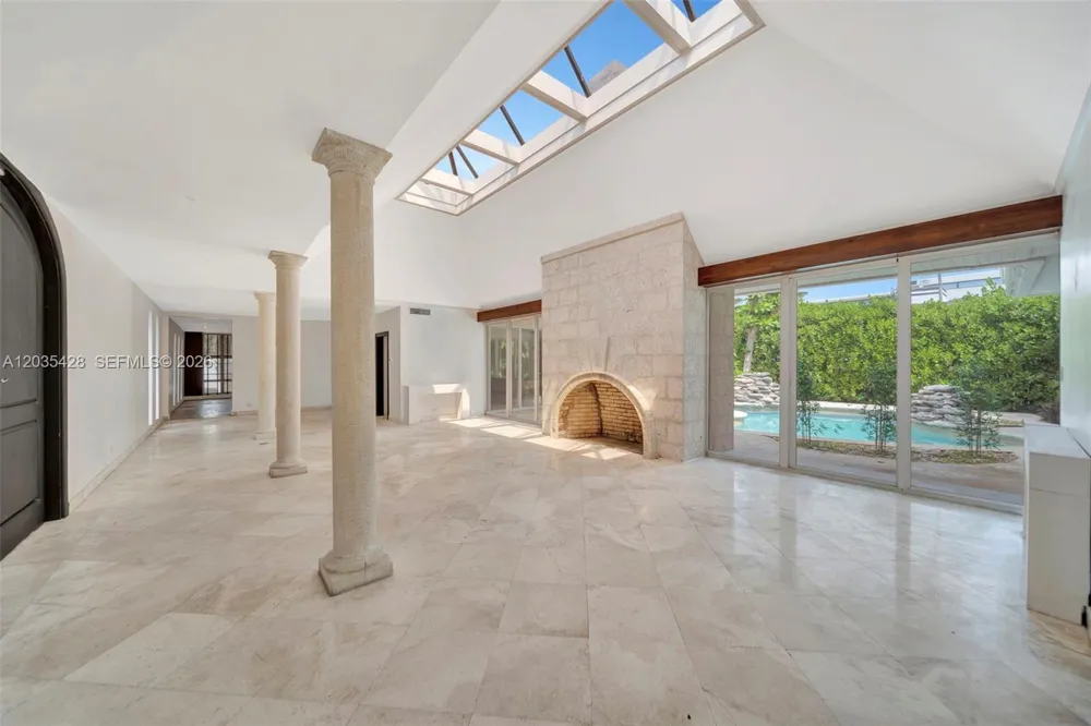 111 S Hibiscus Dr Miami Beach, FL 33139