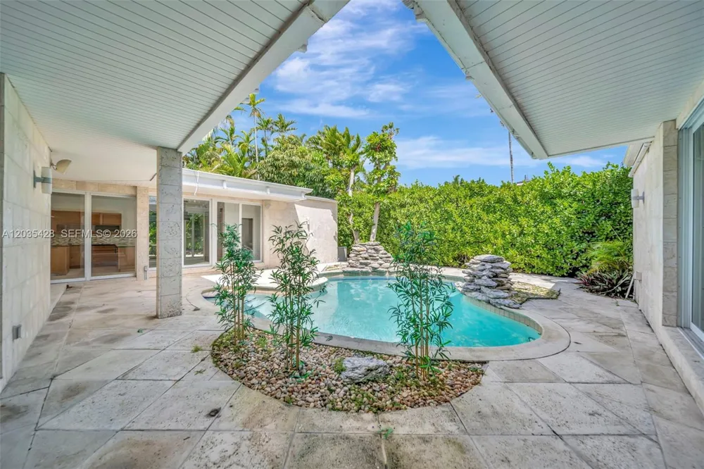 111 S Hibiscus Dr Miami Beach, FL 33139