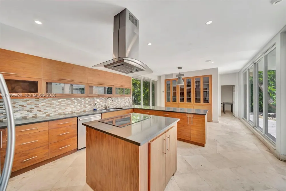 111 S Hibiscus Dr Miami Beach, FL 33139