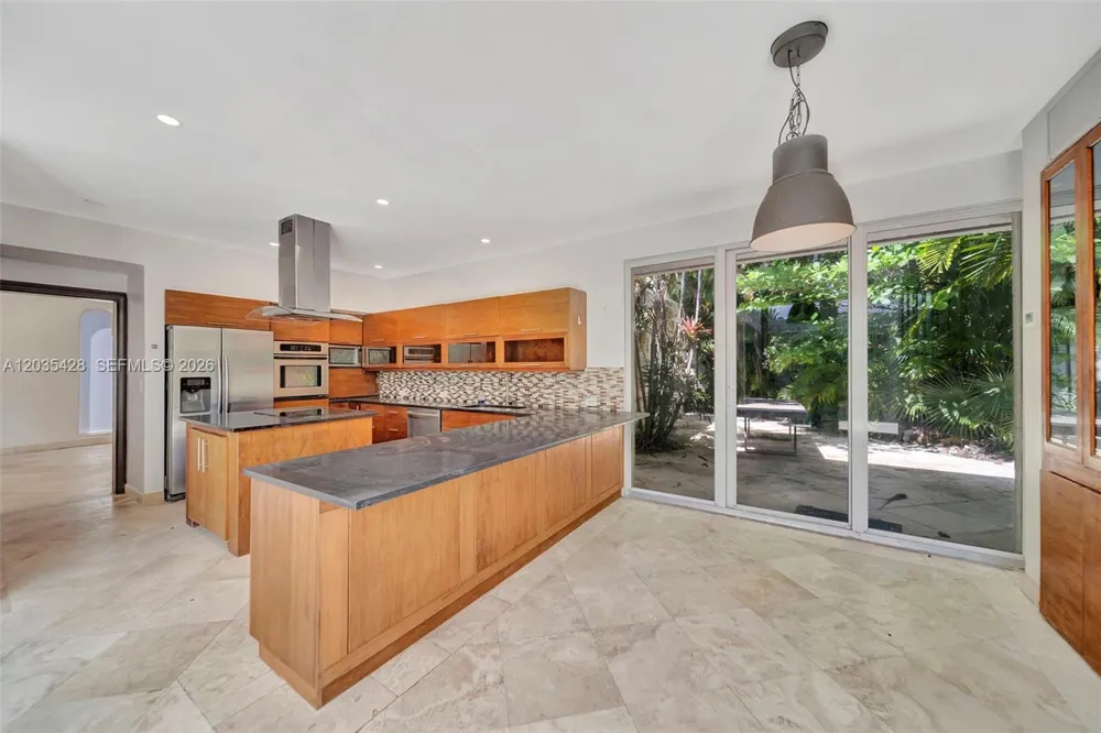 111 S Hibiscus Dr Miami Beach, FL 33139