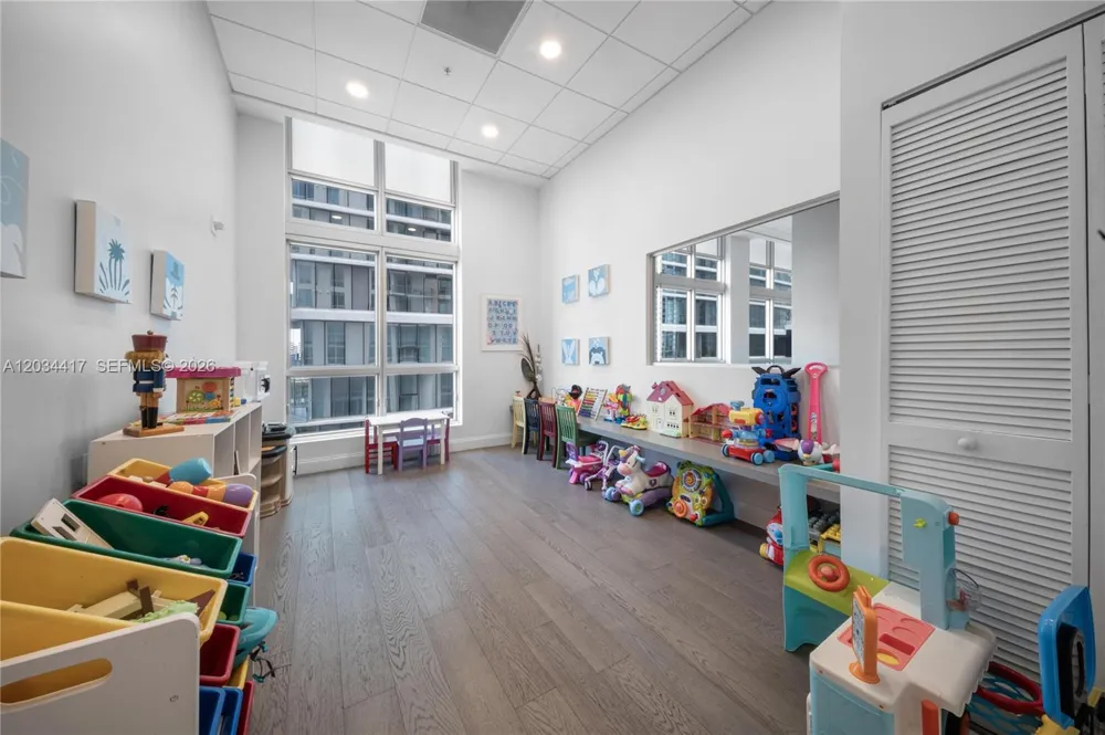 300 S Biscayne Blvd #T-3406 Miami, FL 33131