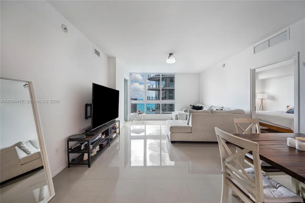300 S Biscayne Blvd #T-3406 Miami, FL 33131