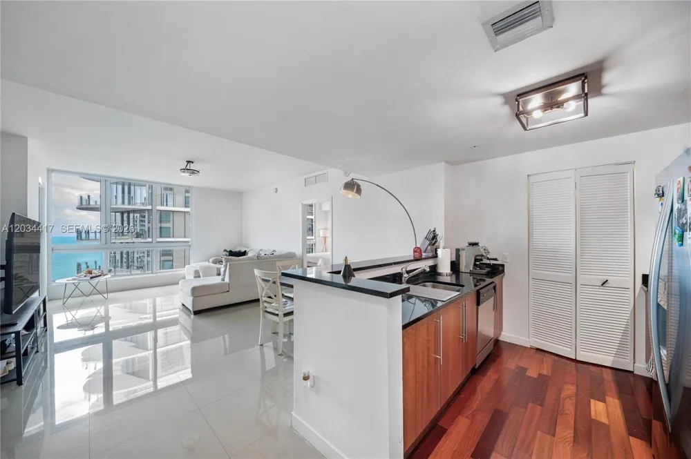 300 S Biscayne Blvd #T-3406 Miami, FL 33131