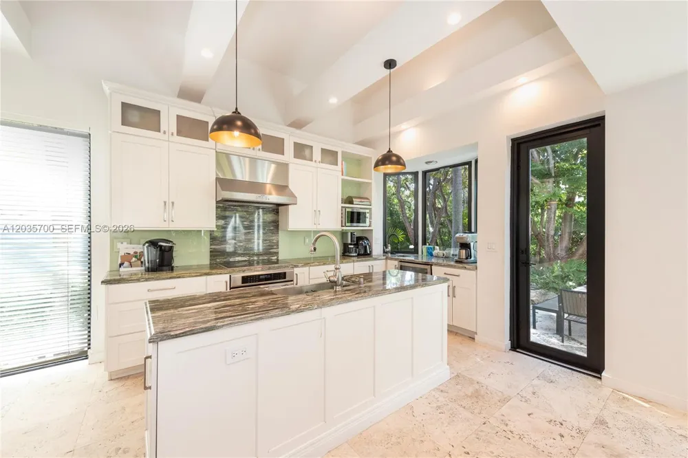 650 Curtiswood Dr Key Biscayne, FL 33149