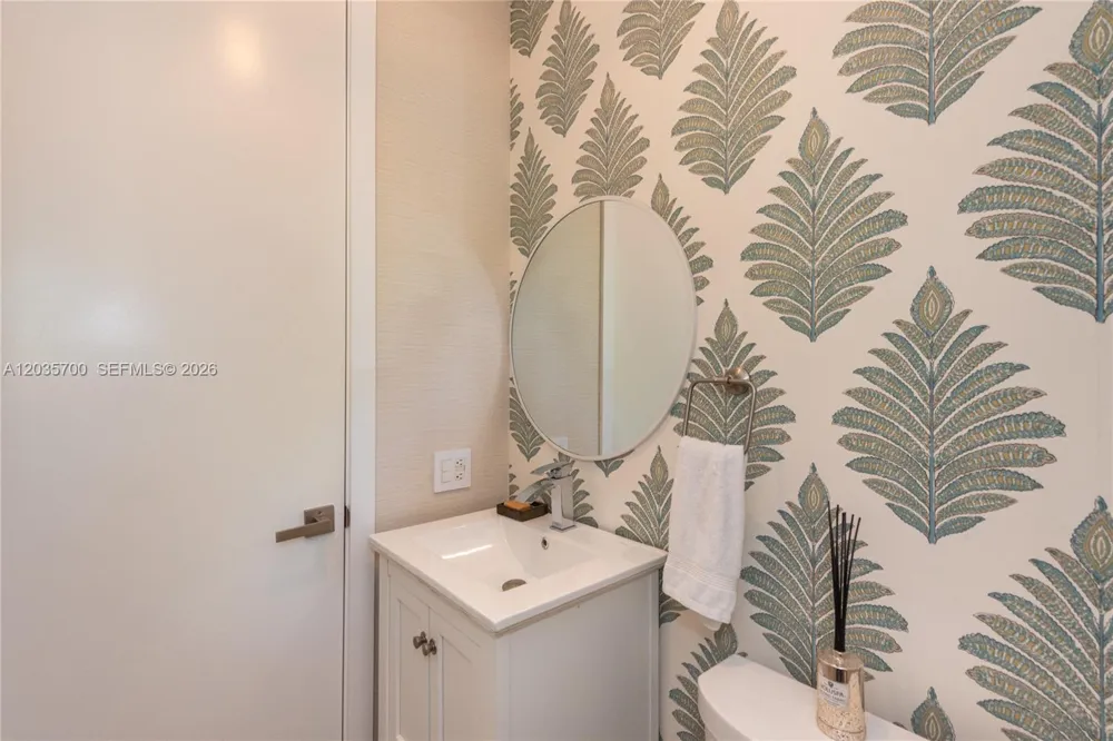 650 Curtiswood Dr Key Biscayne, FL 33149