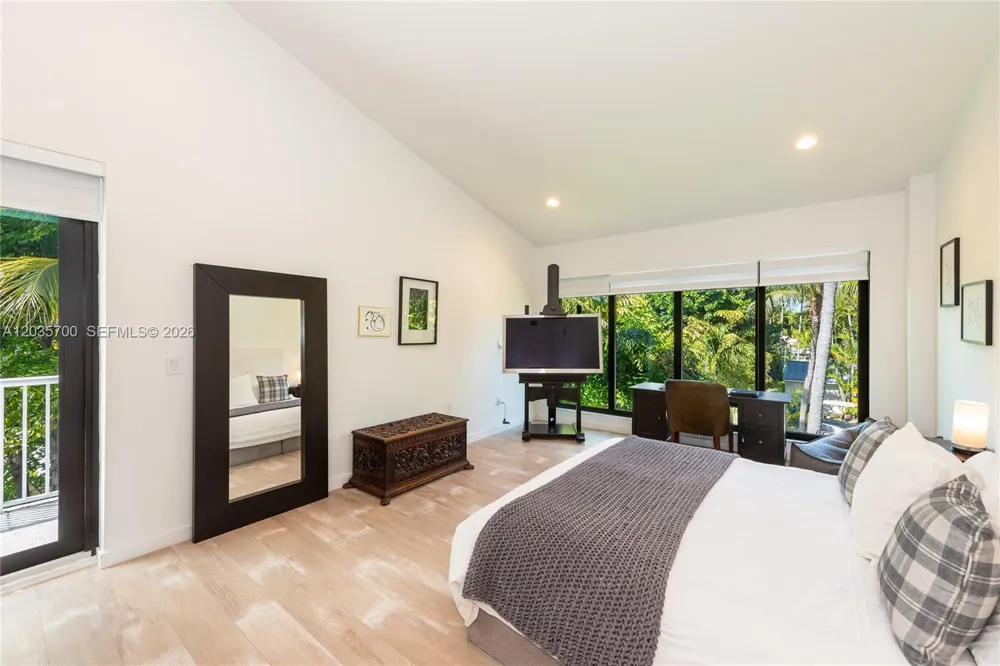 650 Curtiswood Dr Key Biscayne, FL 33149