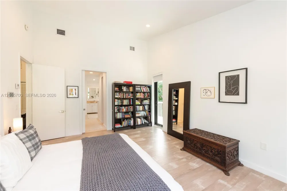 650 Curtiswood Dr Key Biscayne, FL 33149
