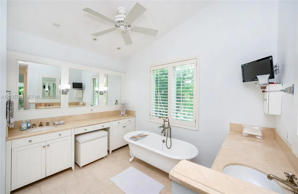 650 Curtiswood Dr Key Biscayne, FL 33149