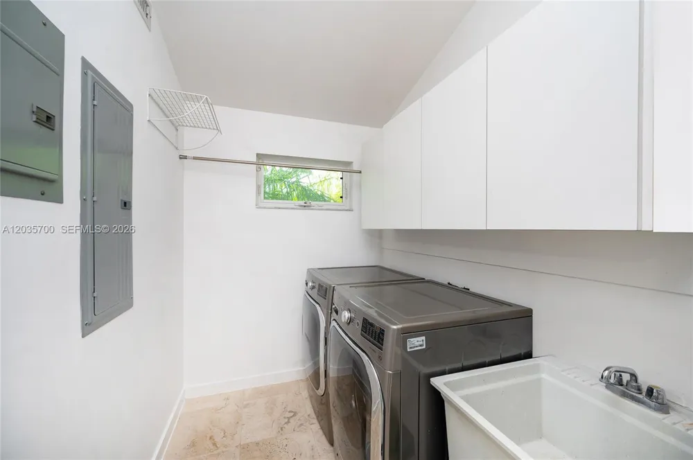 650 Curtiswood Dr Key Biscayne, FL 33149