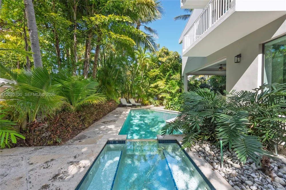 650 Curtiswood Dr Key Biscayne, FL 33149