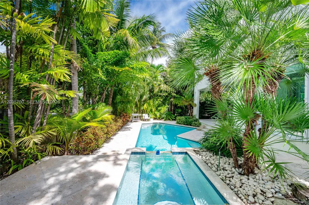650 Curtiswood Dr Key Biscayne, FL 33149