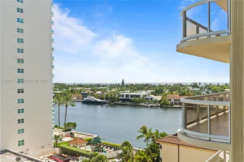 20191 E Country Club Dr #803