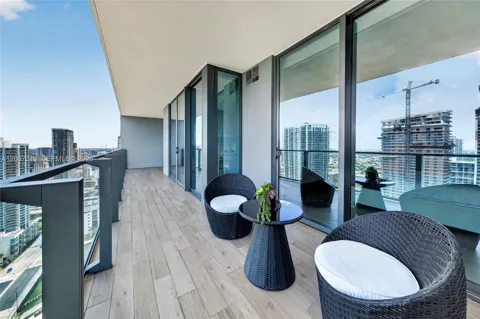 68 SE 6th St #3506