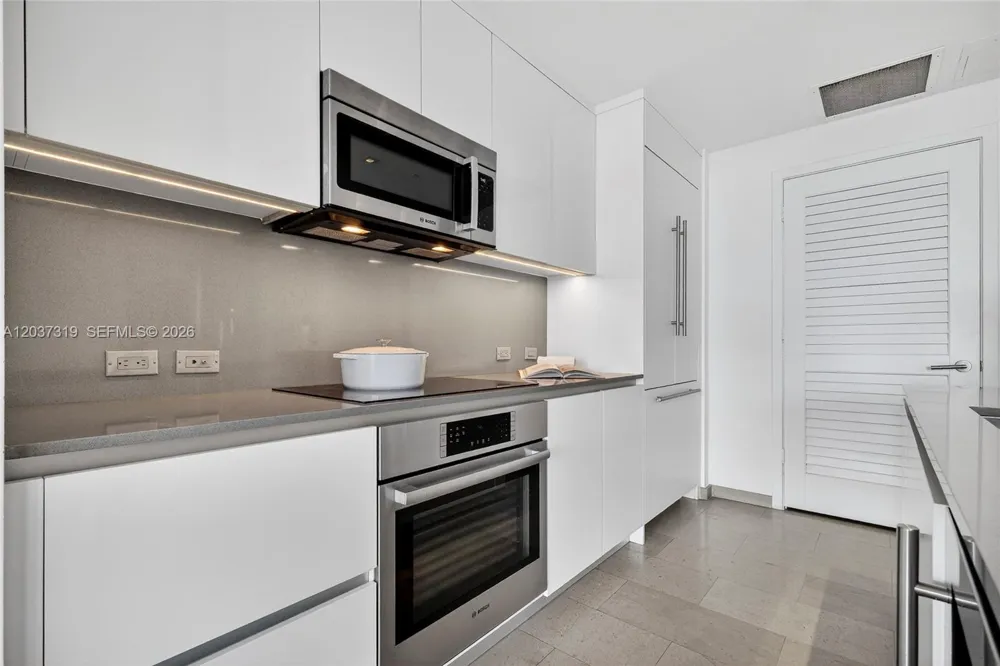 68 SE 6th St #3506 Miami, FL 33131