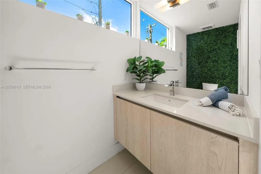 39 Shore Dr Miami Beach, FL 33141