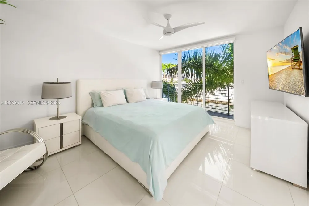 39 Shore Dr Miami Beach, FL 33141