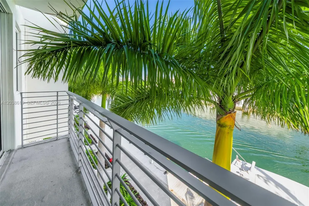 39 Shore Dr Miami Beach, FL 33141