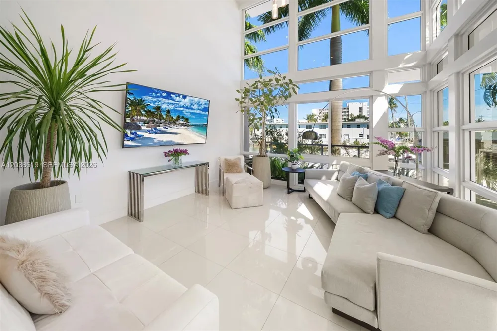 39 Shore Dr Miami Beach, FL 33141