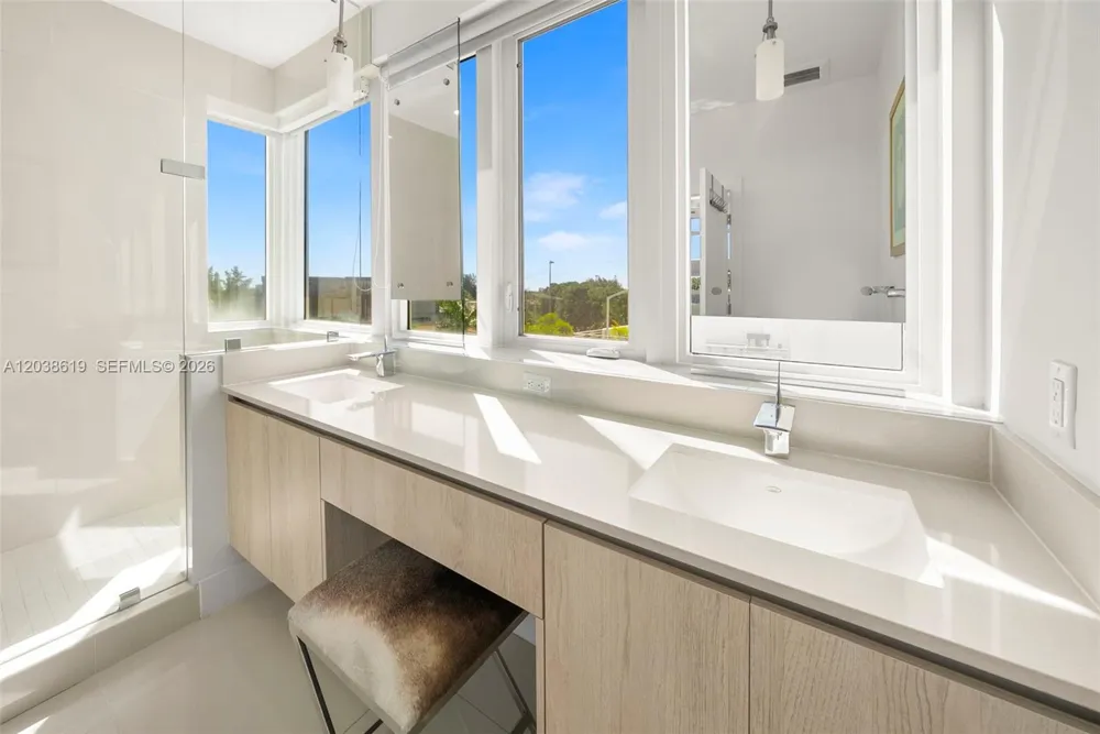 39 Shore Dr Miami Beach, FL 33141