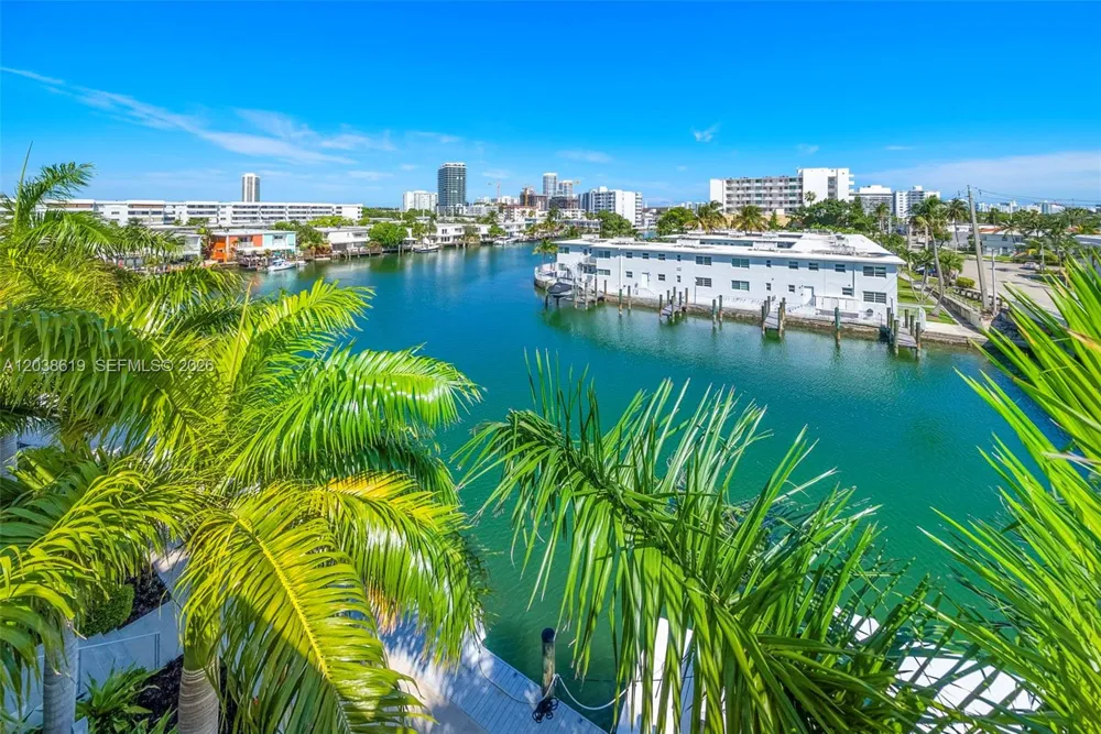 39 Shore Dr Miami Beach, FL 33141
