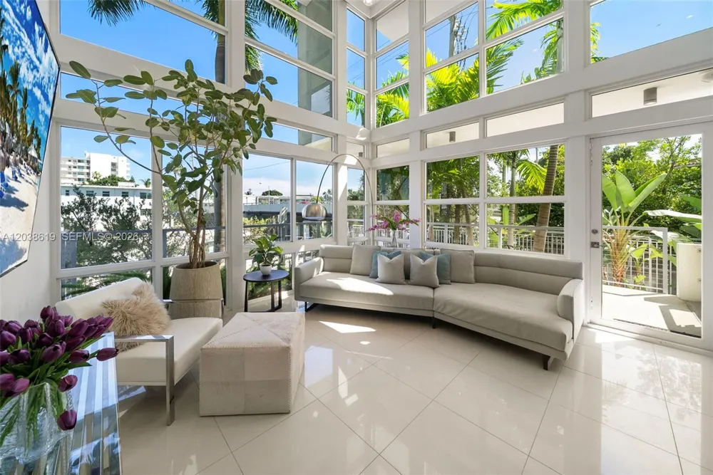 39 Shore Dr Miami Beach, FL 33141