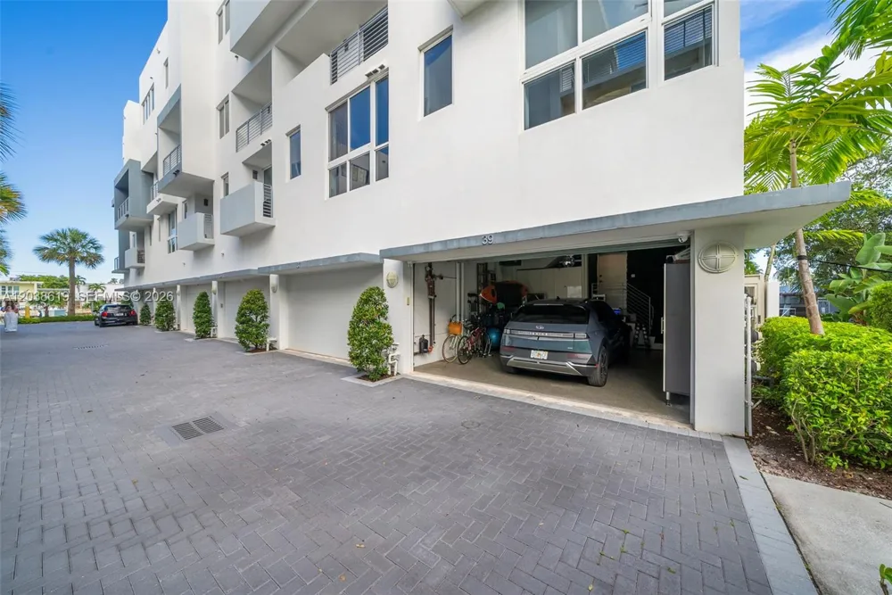39 Shore Dr Miami Beach, FL 33141