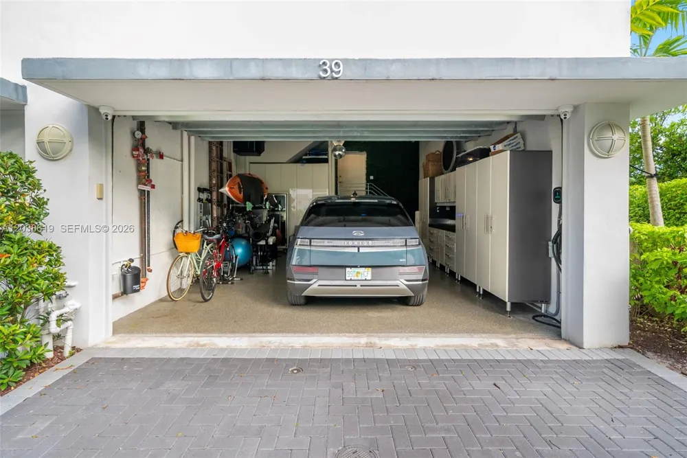 39 Shore Dr Miami Beach, FL 33141